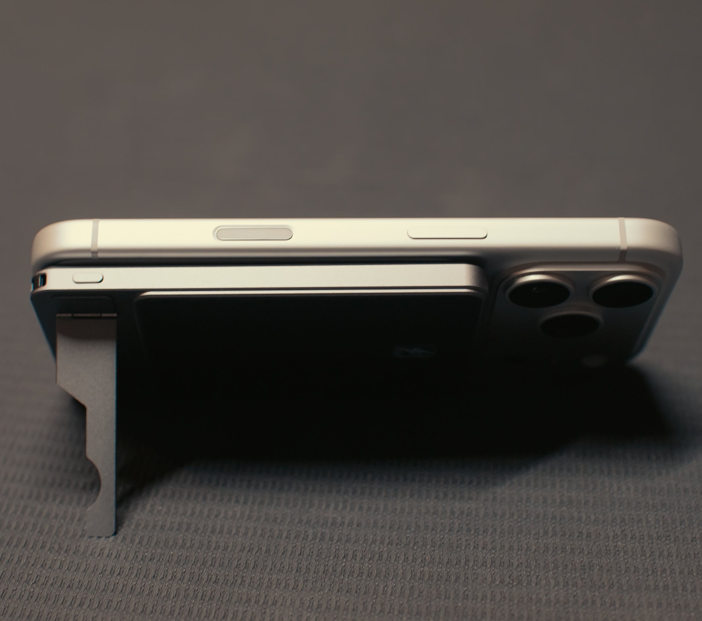 Bolt 3-in-1 Thin Charger - Grey